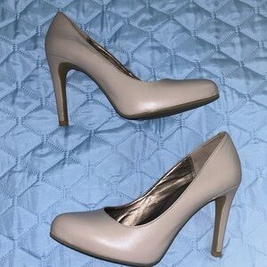 Nude pumps LAST CHANCE BEFORE ITS DONATED